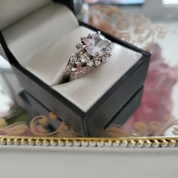 Elegant cubic zirconia crystal ring - Picture 3 of 3